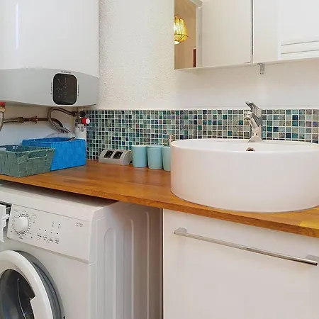 Confortable T2 Avec Parking Climatise A Bormes-les-mimosas - Fr-1-610-121 Apartment *